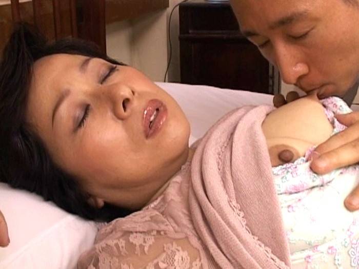 近親相姦 初めて息子と… 白河ゆりかの画像