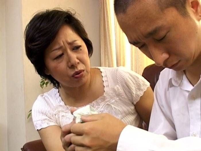 近親相姦 初めて息子と… 白河ゆりかの画像