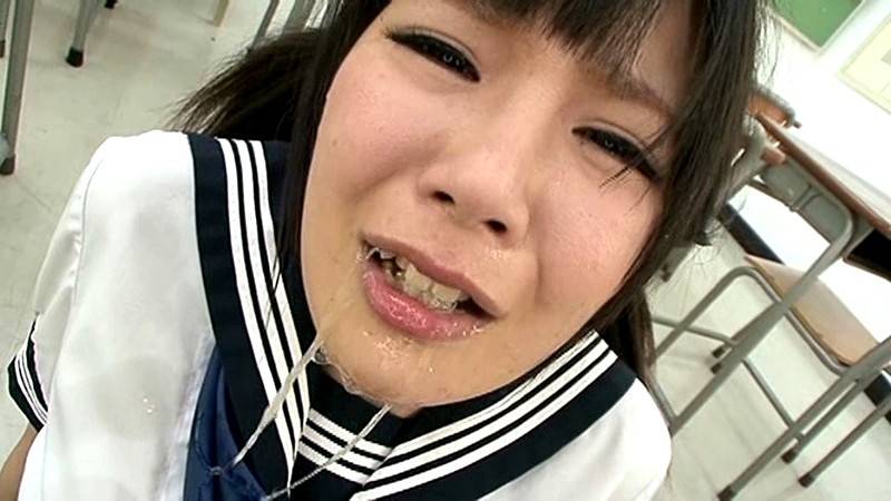 体罰されて精飲する少女 京野ななかの画像
