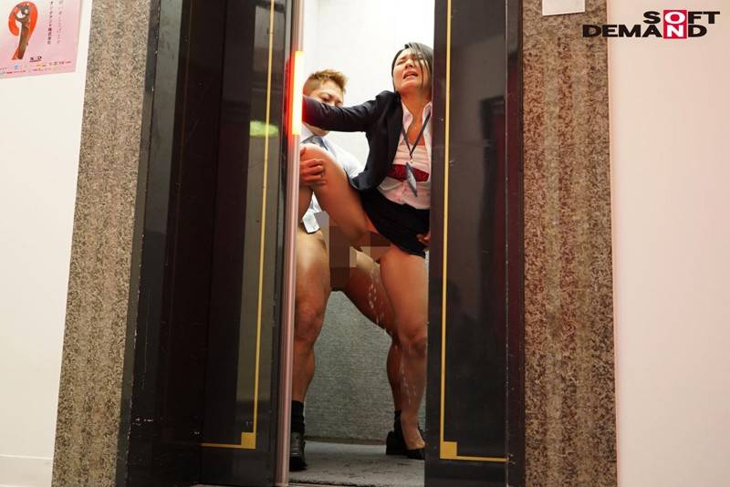 SOD女子社員 中途入社宣伝部2年目 綾瀬麻衣子 47歳 薄型コンドームの強度検証で業務中にゴムが破ける程に腰砕け超ピストン！会社フロアに撒き散らす大量ハメ潮吹き！！の画像