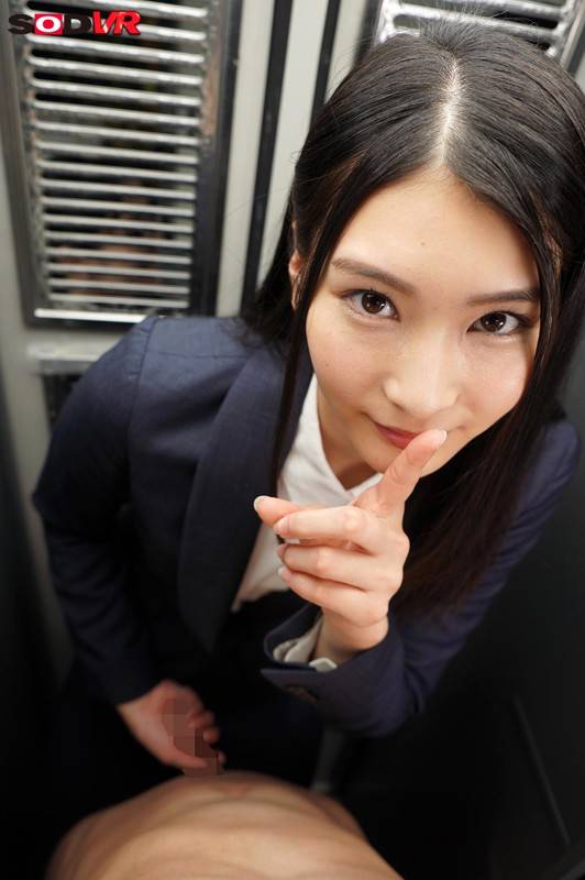 【VR】【密室ロッカー内VR】女子更衣室の【ロッカーの中】に片想いの美人先輩OLと2人きりで入ると‘キスまで5cm’息がかかる距離で思わず勃起してHな空気になり…扉の向こうに同僚がいるのに密着ピストンで何度も絶頂を求める 本庄鈴の画像