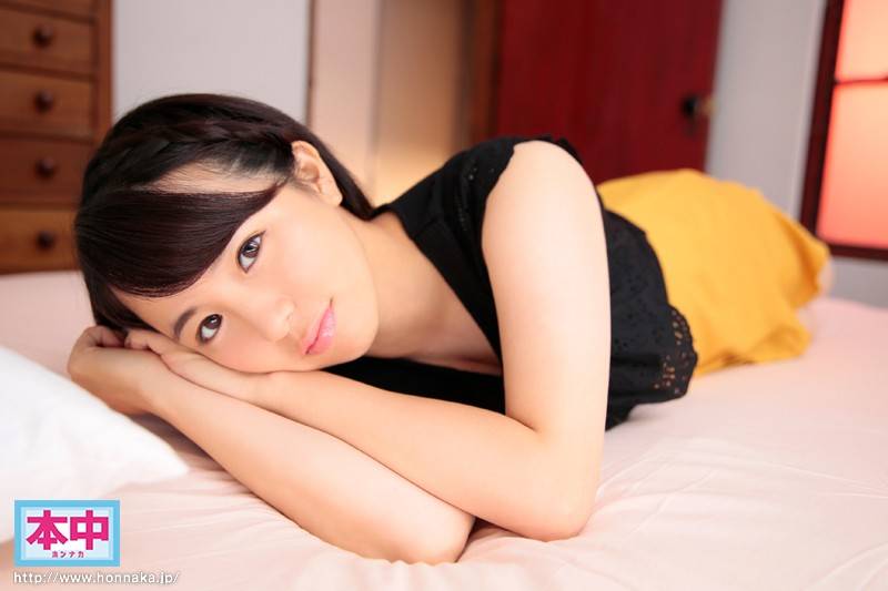 結婚1ケ月前に、婚約者に内緒でAVデビュー！！婚約者は高校から6年間付き合ってる同級生。でも実はセフレも同級生で現在進行形。 クラスのほとんどとヤッた同級生喰いの天才！！童顔系ヤリマン人妻未満が、同級生以外と初SEX初中出し志願！！ 松田真奈の画像