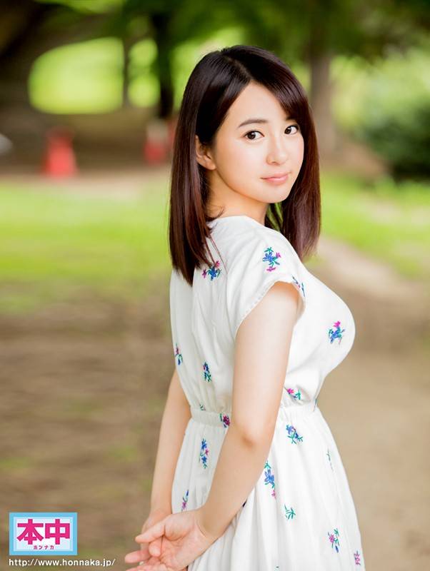 結婚1ケ月前に、婚約者に内緒でAVデビュー！！婚約者は高校から6年間付き合ってる同級生。でも実はセフレも同級生で現在進行形。 クラスのほとんどとヤッた同級生喰いの天才！！童顔系ヤリマン人妻未満が、同級生以外と初SEX初中出し志願！！ 松田真奈の画像