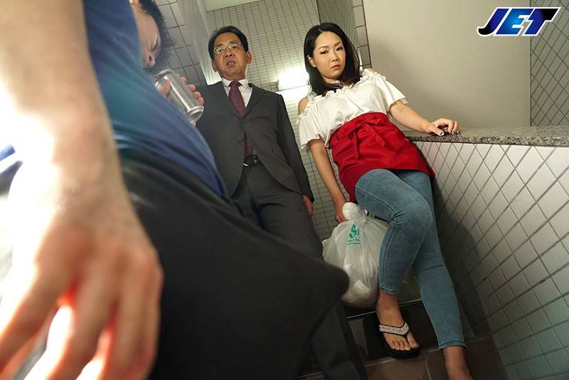 保護者会長の嫁が2組のモンペ様のデカチンでめろめろにされました… 田中れいみの画像